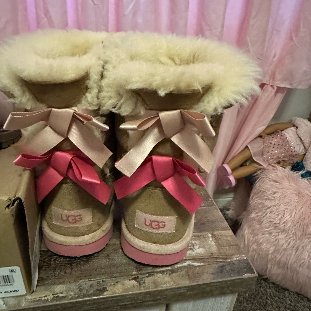 Ugg size 2 girls boots used few time great condition